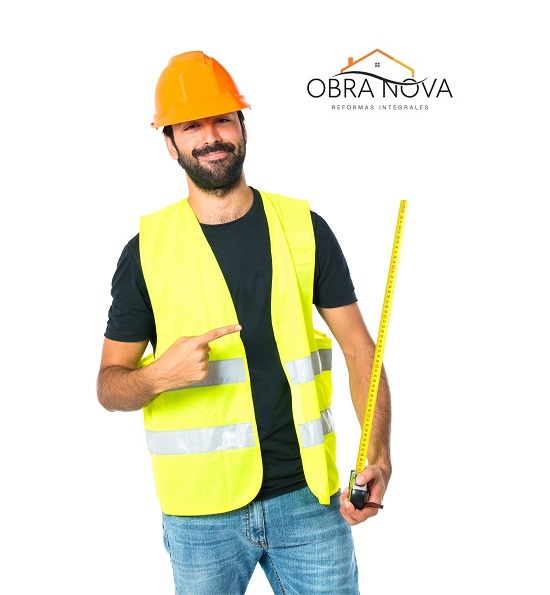 trabajador con el metro sobre fondo blanco